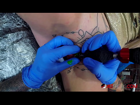 ❤️ Fìor tattooed hottie Sully Savage fhuair tattoo air a clitoris ❌ Fucking aig gd.hentai-id.ru ﹏